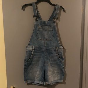 Like New GAP Distressed Overall Shorts 🖤